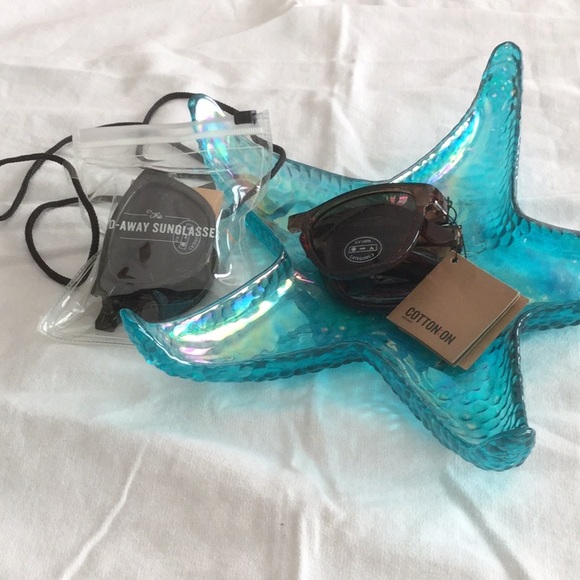 ๐NWT So Very Cool & Fun Fold Away Unisex Sunglasses / Case Wardrobe Must Have๐ - Picture 3 of 4